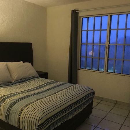 Casa Bravia - Hostal Para Mujeres Гвадалахара Экстерьер фото